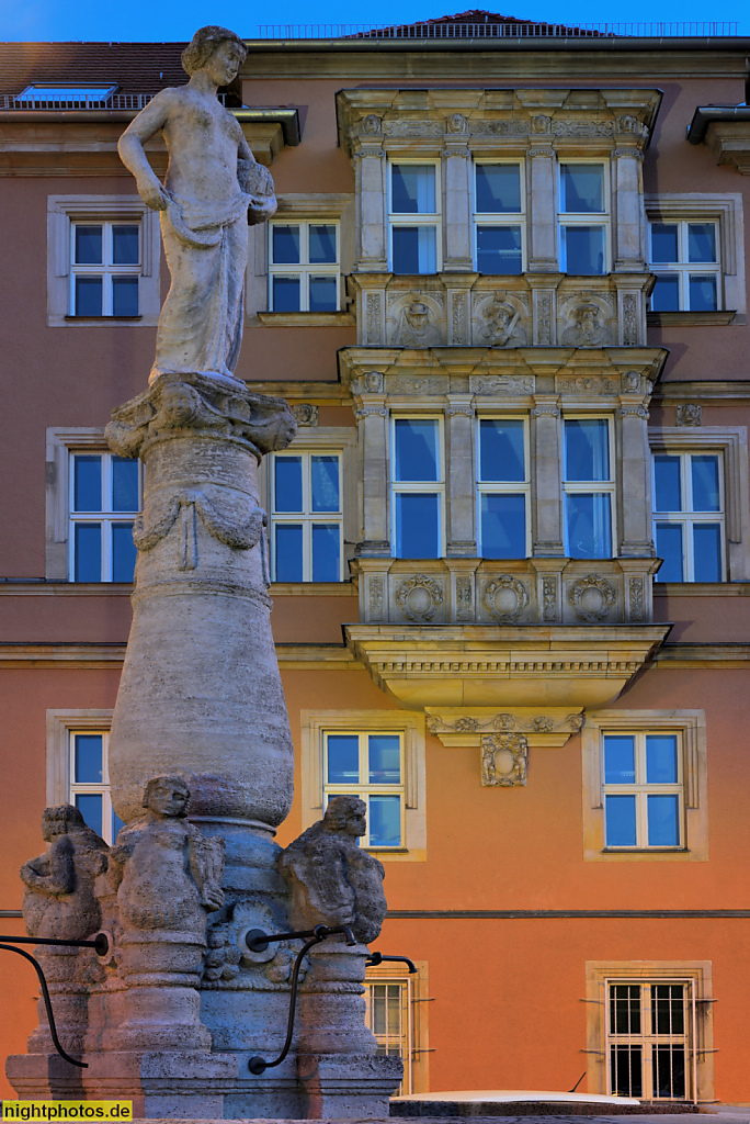 Berlin Lankwitz. Sozialamt Steglitz erbaut als Rathaus Lankwitz 1910-1912 von den Brüdern Ratz mit 'Vier-Winde-Brunnen' erbaut 1910-1912 von Hinrichsen und Isenbeck