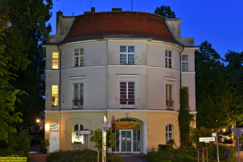 Berlin Lankwitz. Kinder- Jugend- und Familientreff 'Käseglocke' betrieben von Spiel und Action e.V. Erbaut 1913-1914 als Mietwohnhaus von Fritz Freymüller am Bernkastler Platz. Strassenseite