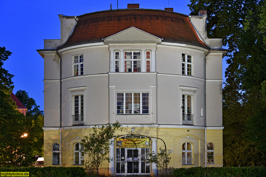 Berlin Lankwitz. Kinder- Jugend- und Familientreff 'Käseglocke' betrieben von Spiel und Action e.V. Erbaut 1913-1914 als Mietwohnhaus von Fritz Freymüller am Bernkastler Platz. Parkseite