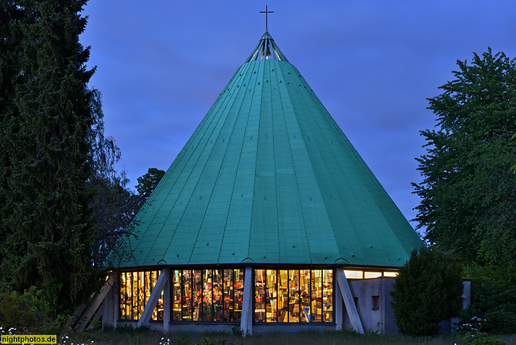 Berlin Zehlendorf Stephanuskirche erbaut 1960-1961 von Otto Risse und Hans Geber im Stil der Nachkriegsmoderne. Mühlenstrasse Ecke Hochbaumstrasse. Glasmalerei von Willy Rakuttis