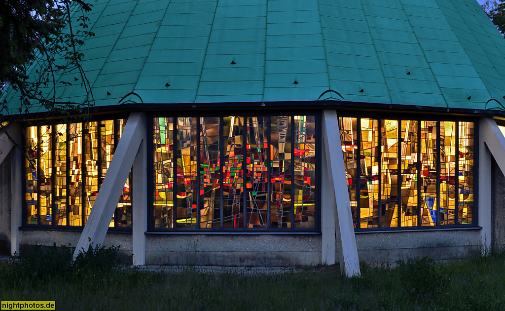 Berlin Zehlendorf Stephanuskirche erbaut 1960-1961 von Otto Risse und Hans Geber im Stil der Nachkriegsmoderne. Mühlenstrasse Ecke Hochbaumstrasse. Glasmalerei von Willy Rakuttis