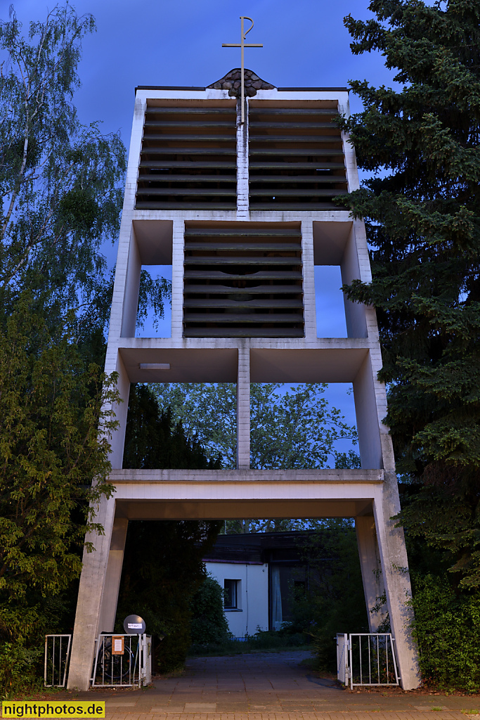 Berlin Zehlendorf Stephanuskirche erbaut 1960-1961 von Otto Risse und Hans Geber im Stil der Nachkriegsmoderne. Mühlenstrasse Ecke Hochbaumstrasse. Freistehender Glockenturm