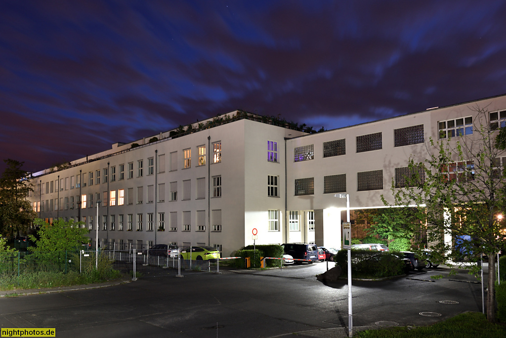 Berlin Lichterfelde Wohnanlage seit 2007. Billy-Wilder-Promenade. Erbaut 1937-1940 von Hans Hertlein als Telefunkenwerk. US Army Headquarter 1945-1949. McNair-Barracks 1949-1994