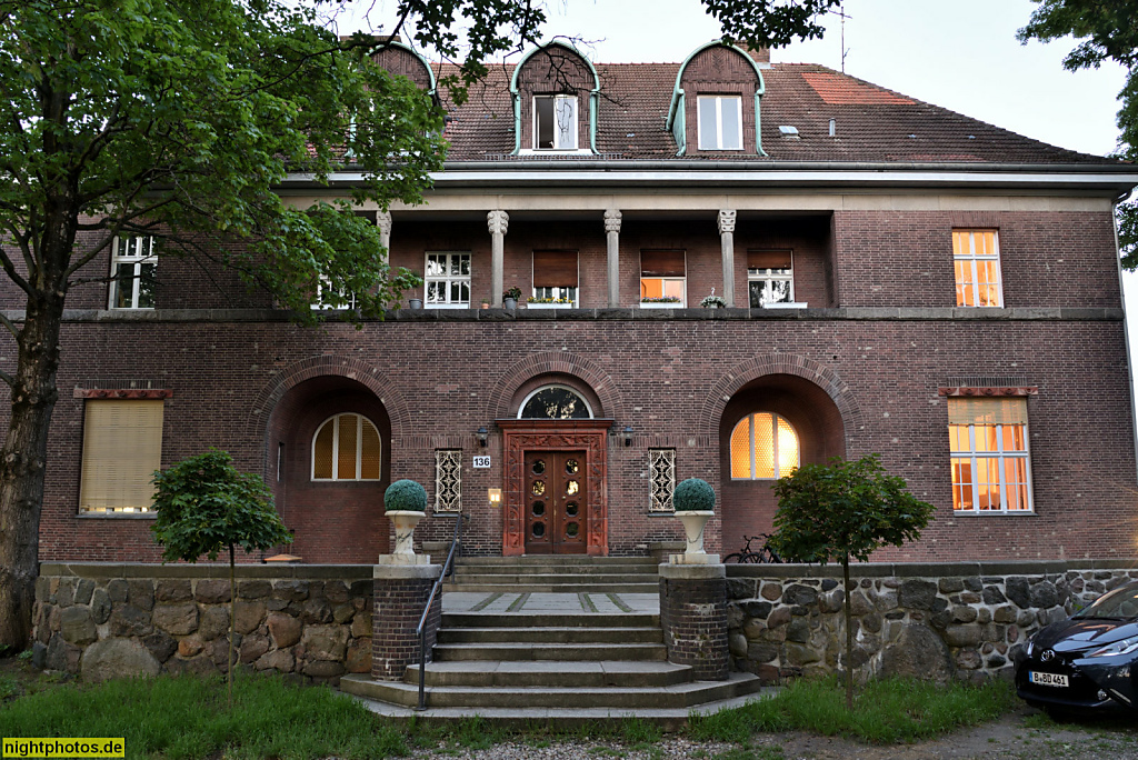 Berlin Lichterfelde Haus Burchardt erbaut 1914 von Bruno Möhring als Wohnhaus für Carl Burchardt am Ostpreussendamm. Keramik Türeinfassung von John Martens