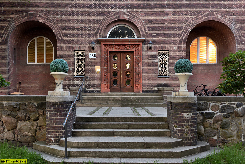 Berlin Lichterfelde Haus Burchardt erbaut 1914 von Bruno Möhring als Wohnhaus für Carl Burchardt am Ostpreussendamm. Keramik Türeinfassung von John Martens