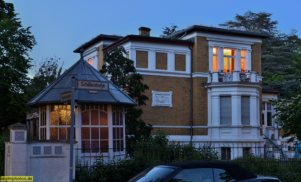 Berlin Lichterfelde Villa im Landhausstil mit Gartenpavillon. Erbaut 1892-1893 von Adolph Born. Frauenstrasse Ecke Schillerstrasse