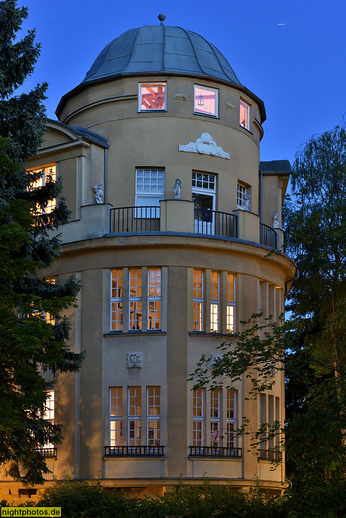 Berlin Lichterfelde Mietshaus Schillerstrasse 10a Ecke Ostpreussendamm. Eckturm mit Bogengiebel