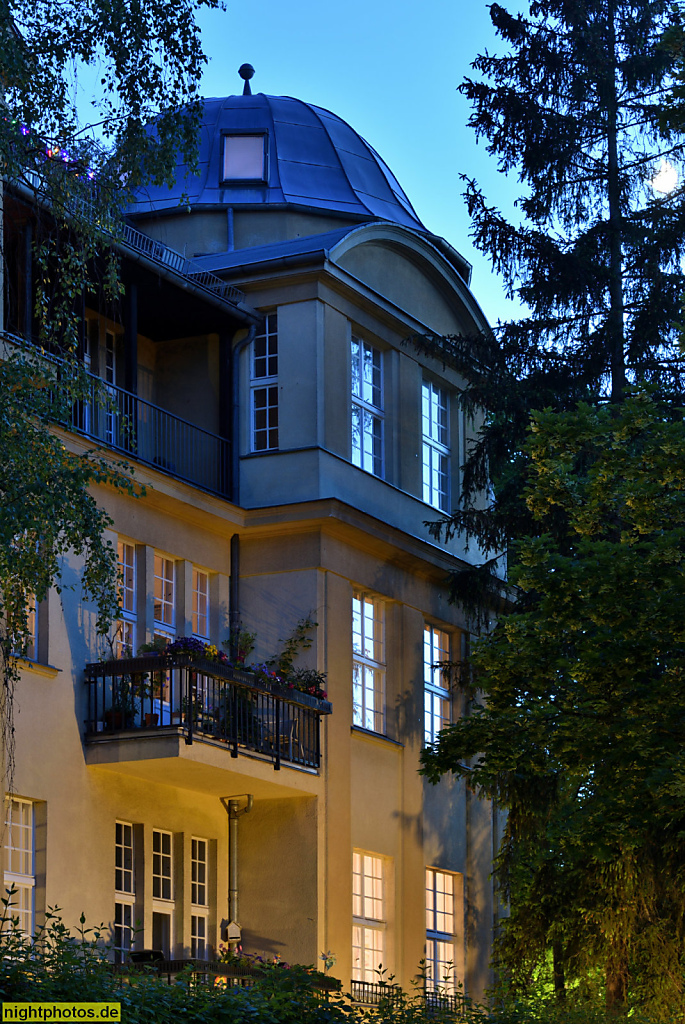 Berlin Lichterfelde Mietshaus Schillerstrasse 10a Ecke Ostpreussendamm. Eckturm mit Bogengiebel