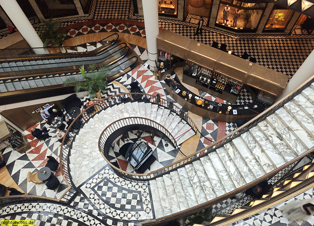 Berlin Mitte Quartier 206 Friedrichstadtpassage. Shopping Mall. Architekt Henry N Cobb. Eröffnet 1997. Friedrichstrasse 71-74. Lichthof mit Café
