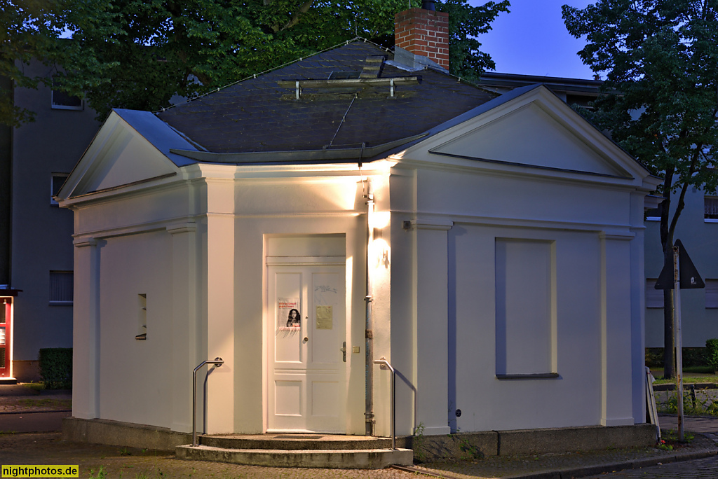 Berlin Lankwitz Frauentreffpunkt des Bezirksamts Steglitz seit 1993. Erbaut 1917 als Ratswaage für Fuhrwerke von Fritz Freymüller. Erneuerung Dach 1951