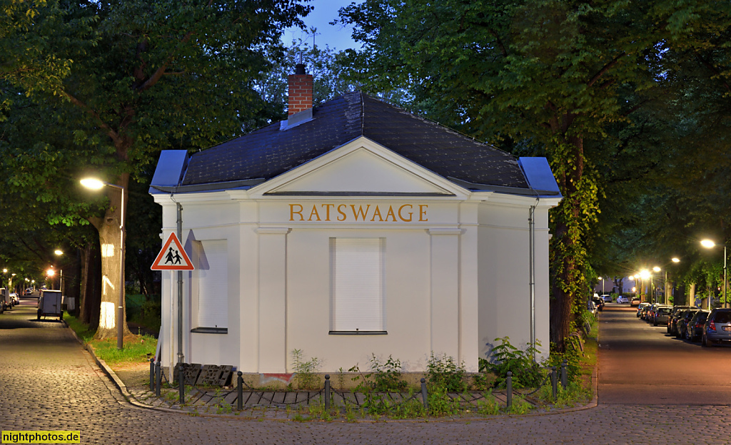 Berlin Lankwitz Frauentreffpunkt des Bezirksamts Steglitz seit 1993. Erbaut 1917 als Ratswaage für Fuhrwerke von Fritz Freymüller. Erneuerung Dach 1951