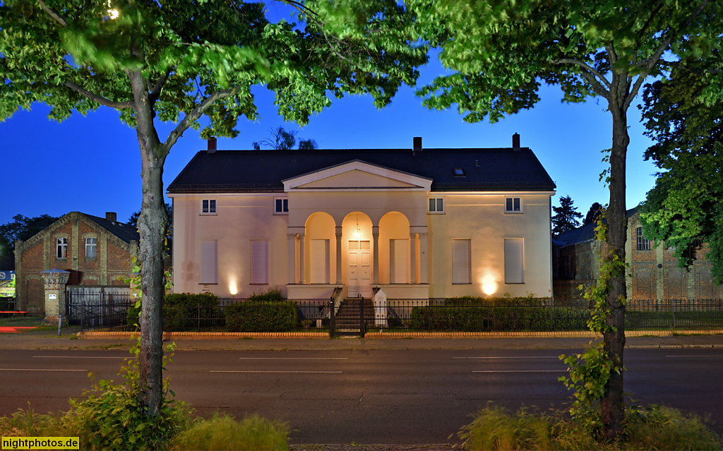 Berlin Buckow. Villa als Wohnhaus. Erbaut um 1880 als Gutshaus eines Vierseithofes am Buckower Damm 200