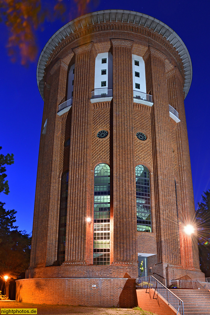 Berlin Steglitz Wasserturm auf dem Friedhof Steglitz erbaut 1915 von Hans Heinrich Müller. Bauhöhe 42mtr. Stillgelegt 1962. Bergstrasse 38