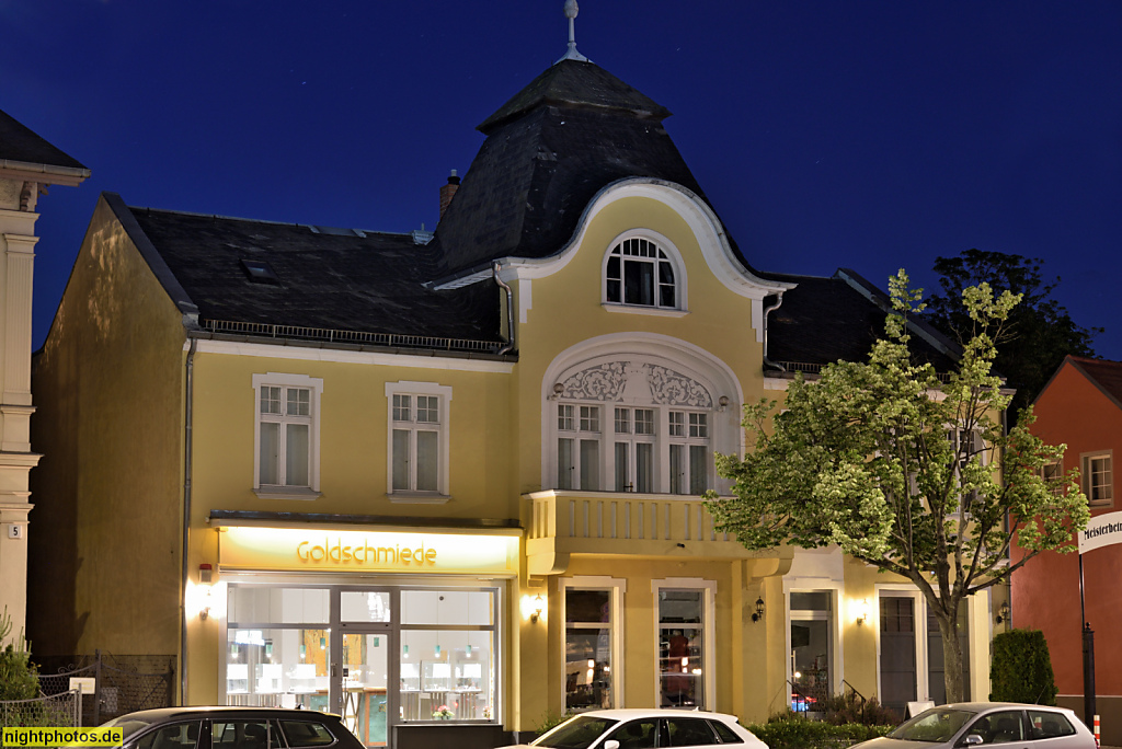 Berlin Zehlendorf Wohnhaus mit Ladenlokal erbaut vor 1874 von Fritz Schirmer für Bäcker Carl Reibe in der Potsdamer Strasse 4