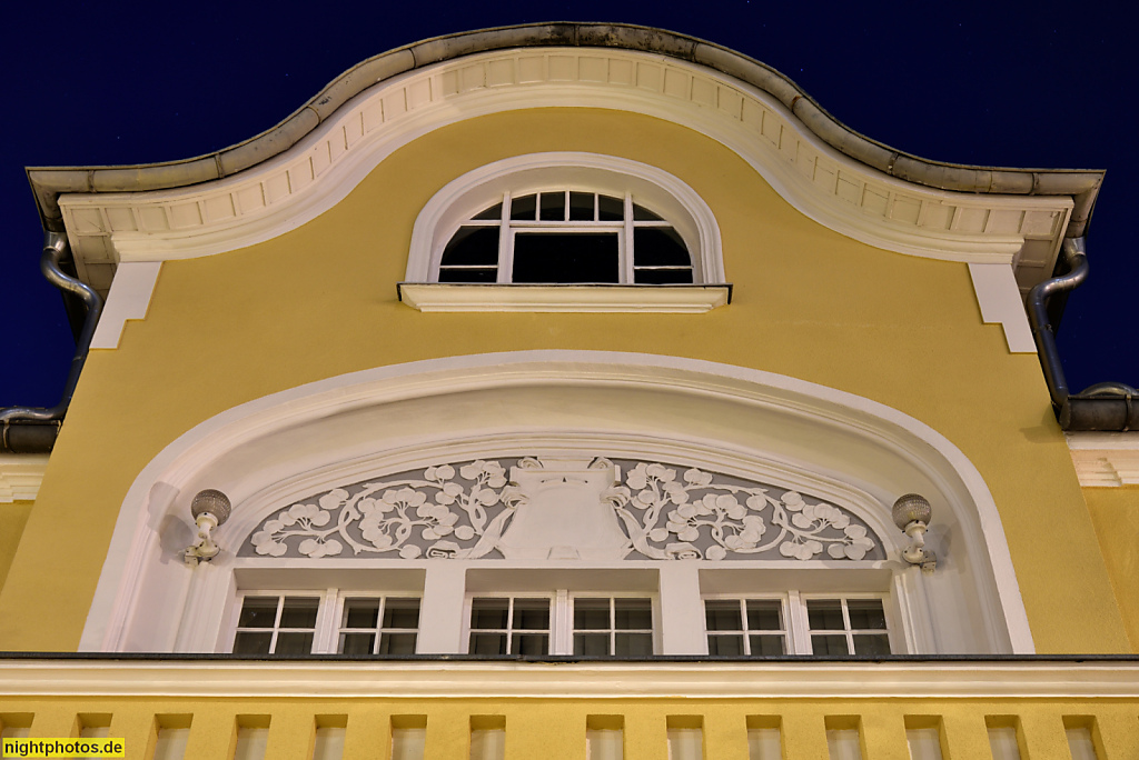 Berlin Zehlendorf Wohnhaus mit Ladenlokal erbaut vor 1874 von Fritz Schirmer für Bäcker Carl Reibe in der Potsdamer Strasse 4
