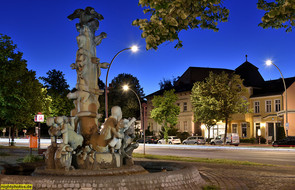 Berlin Zehlendorfer Märchenbrunnen erschaffen 1982 von Brigitte Haacke-Stamm. Bronzeguss von Fa. H. Noack. Zeli-Eck auf dem Sderotplatz