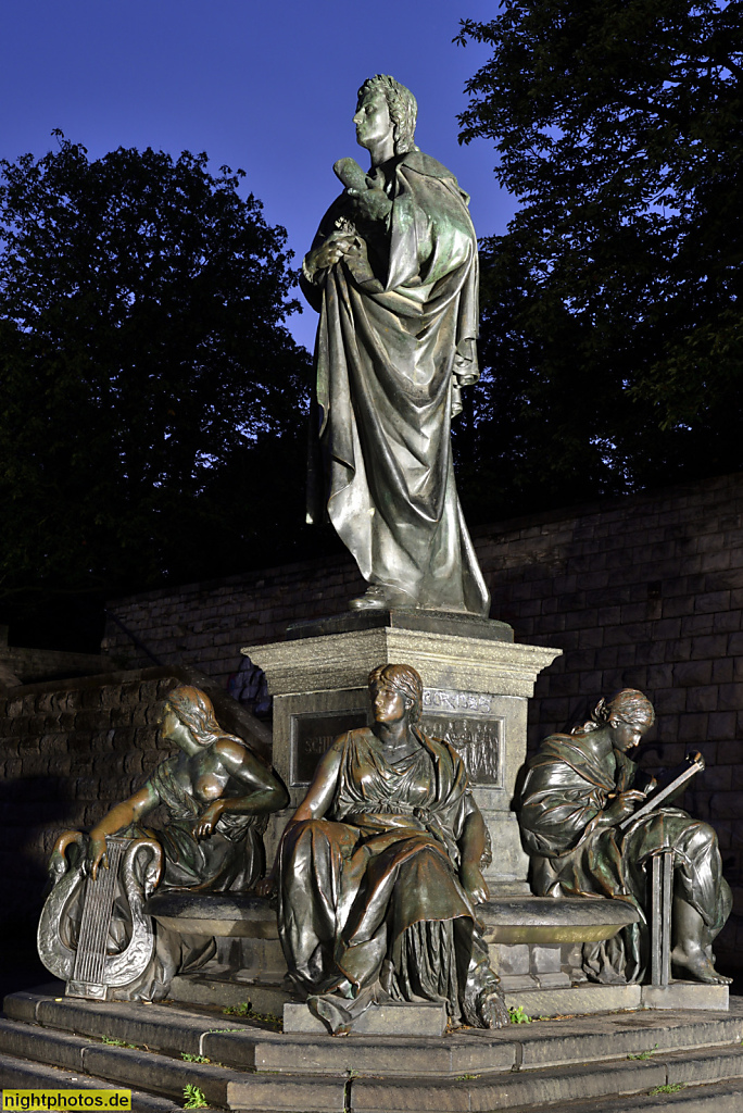 Berlin Wedding Schillerdenkmal errichtet 1941 als Kopie des Originals von Reinhold Begas 1869 mit allegorischen Figuren. Schillerpark angelegt 1909-1913