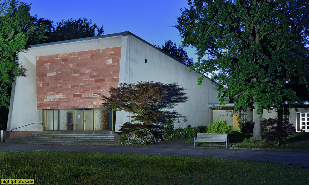 Berlin Britz Parkfriedhof Neukölln Urnen-Feierhalle erbaut 1985 von Architekt Dr. Ing Peter Lüttmann und Renate Stubendorf. Hüfnerweg 39