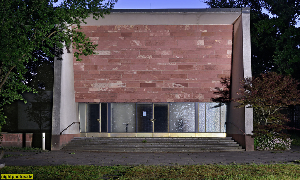 Berlin Britz Parkfriedhof Neukölln Urnen-Feierhalle erbaut 1985 von Architekt Dr. Ing Peter Lüttmann und Renate Stubendorf. Hüfnerweg 39