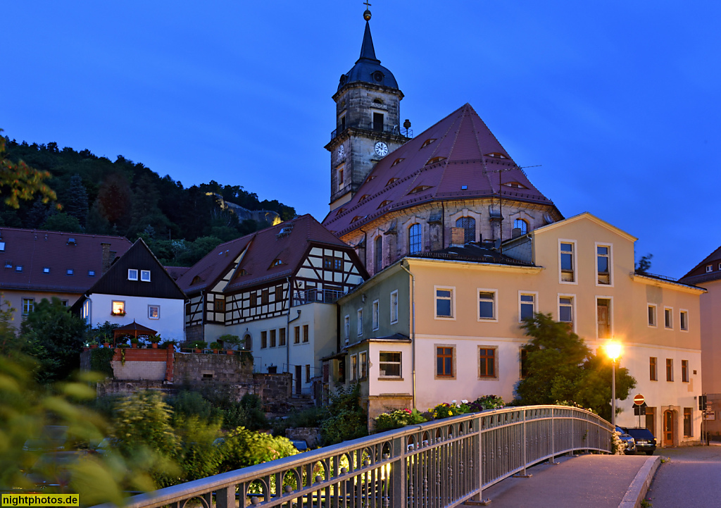 Königstein Sachsen Evangelische Stadtkirche St Marien erbaut 1720-1724 in der Goethestrasse 3. Wohnhaus Pirnaer Strasse 3 erbaut 1790