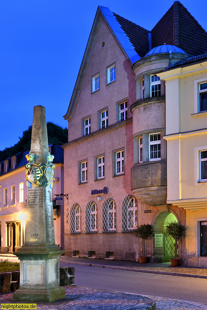 Königstein Sachsen Kursächsische Postmeilensäule. Obelisk errichtet 1727 aus Sandstein. Dahinter Sparkasse erbaut in den 1920er Jahren Bielatalstrasse 4