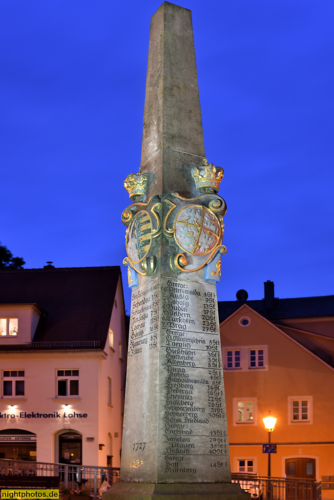 Königstein Sachsen Kursächsische Postmeilensäule. Obelisk errichtet 1727 aus Sandstein. Restauriert 1955-1956