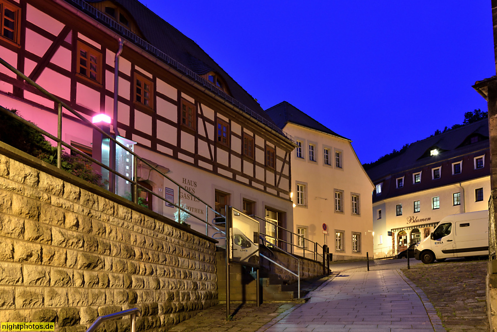 Königstein Sachsen Haus des Gastes mit Bibliothek am Schreiberberg erbaut 1765 als Wohnhaus. Davor teils historisches Strassenpflaster unter Denkmalschutz aus 19. Jahrhundert