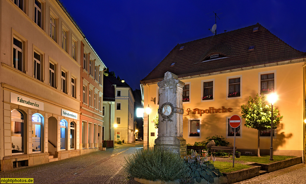 2020-06-20 09 Königstein Sachsen Stele mit Bildnisrelief für Komponist E. Julius Otto vor seinem Geburtshaus 1809 Pirnaer Strasse 8 Ecke Amtsgasse