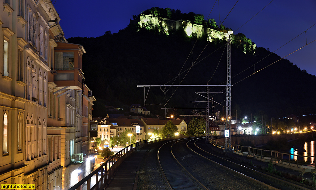 Königstein Sachsen Festung besiedelt seit 12. Jahrhundert Ausbau zur Burg ab 13. Jahrhundert. Bahntrasse Richtung Dresden an der Elbe