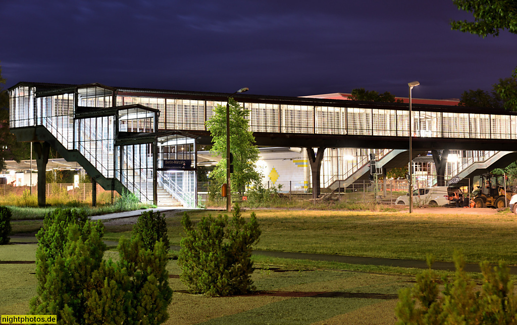 Berlin Marzahn S-Bahnhof Fussgängerbrücke zu den Gleisen der Linie S7