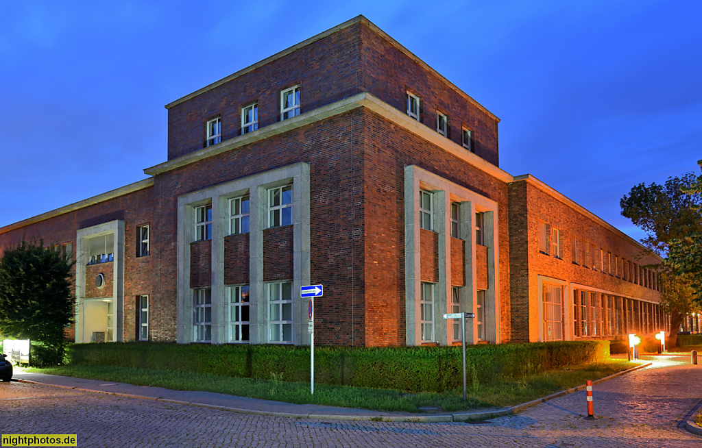 Berlin Marzahn Gewerbepark Georg Knorr seit 1999. Erbaut 1940-1942 vom Baustab Albert Speer. Hauptgebäude