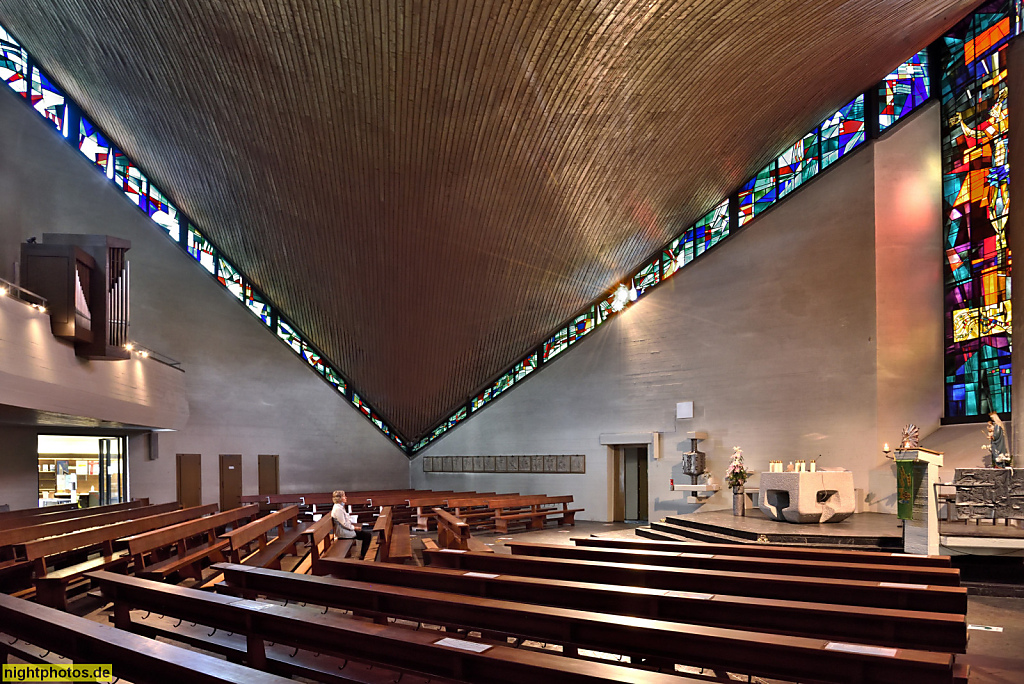 Berlin Mariendorf Pfarrkriche Maria Frieden in der Kaiserstrasse. Wallfahrtskirche im Erzbistum Berlin erbaut 1967-1969 von Architekt Günter Maiwald. Fenster von Glaskünstler Paul Ohnsorge