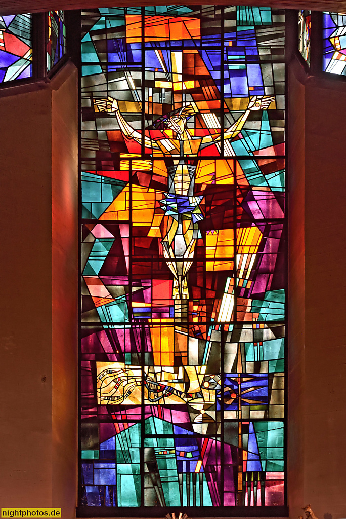 Berlin Mariendorf Pfarrkriche Maria Frieden in der Kaiserstrasse. Wallfahrtskirche im Erzbistum Berlin erbaut 1967-1969 von Architekt Günter Maiwald. Fenster von Glaskünstler Paul Ohnsorge