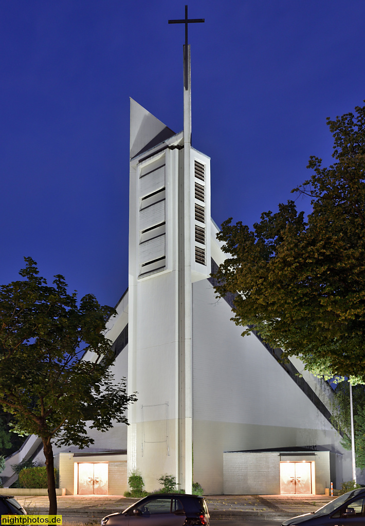 Berlin Mariendorf Pfarrkriche Maria Frieden in der Kaiserstrasse. Wallfahrtskirche im Erzbistum Berlin erbaut 1967-1969 von Architekt Günter Maiwald. Brutalismus. Dachkonstruktion als hyperbolischer Paraboloid