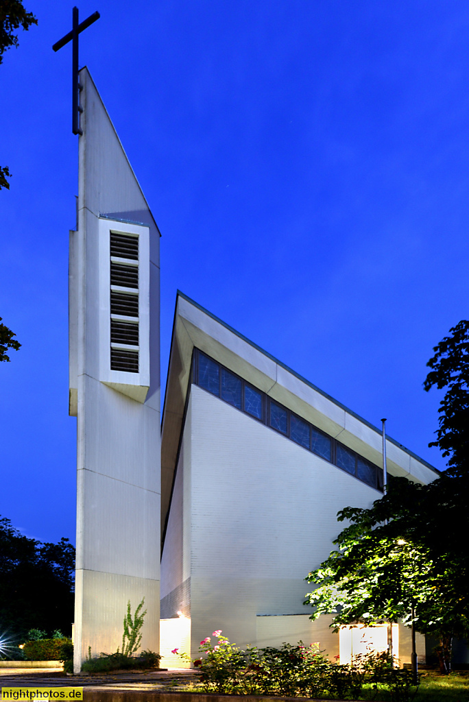 Berlin Mariendorf Pfarrkriche Maria Frieden in der Kaiserstrasse. Wallfahrtskirche im Erzbistum Berlin erbaut 1967-1969 von Architekt Günter Maiwald. Brutalismus. Dachkonstruktion als hyperbolischer Paraboloid