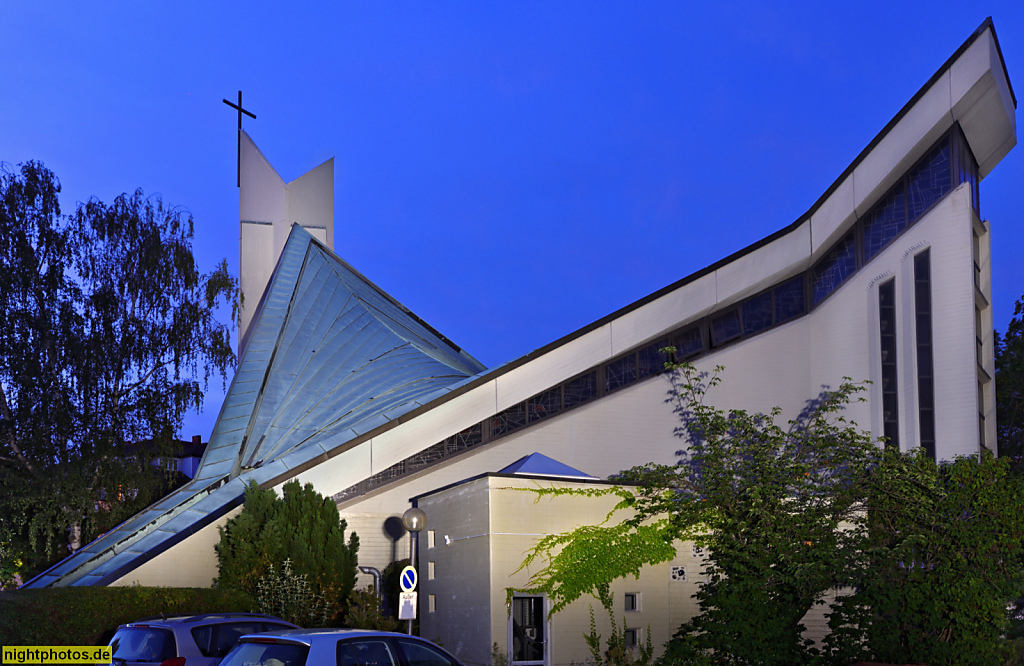 Berlin Mariendorf Pfarrkriche Maria Frieden in der Kaiserstrasse. Wallfahrtskirche im Erzbistum Berlin erbaut 1967-1969 von Architekt Günter Maiwald. Brutalismus. Dachkonstruktion als hyperbolischer Paraboloid