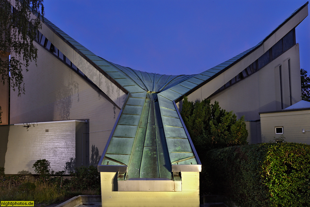 Berlin Mariendorf Pfarrkriche Maria Frieden in der Kaiserstrasse. Wallfahrtskirche im Erzbistum Berlin erbaut 1967-1969 von Architekt Günter Maiwald. Brutalismus. Dachkonstruktion als hyperbolischer Paraboloid