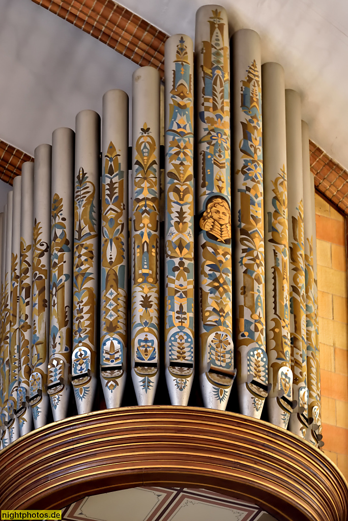 Berlin Mariendorf Martin-Luther-Gedächtniskirche erbaut 193-1935 von Carl Steinberg. Walcker-Orgel eingebaut 1935. Prospektpfeifen mit folkloristischen Motiven