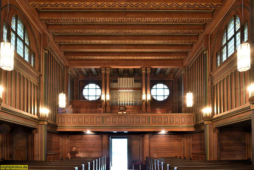 Stahnsdorf Friedhofskapelle erbaut 1908-1911 von Kirchenarchitekt Gustav Werner nach Vorbild norwegischer Stabkirchen. Innenraum mit Orgel von Wilhelm Sauer