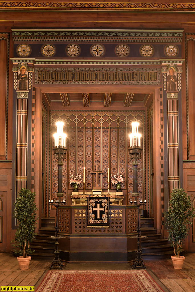 Stahnsdorf Friedhofskapelle erbaut 1908-1911 von Kirchenarchitekt Gustav Werner nach Vorbild norwegischer Stabkirchen. Innenraum mit Altar