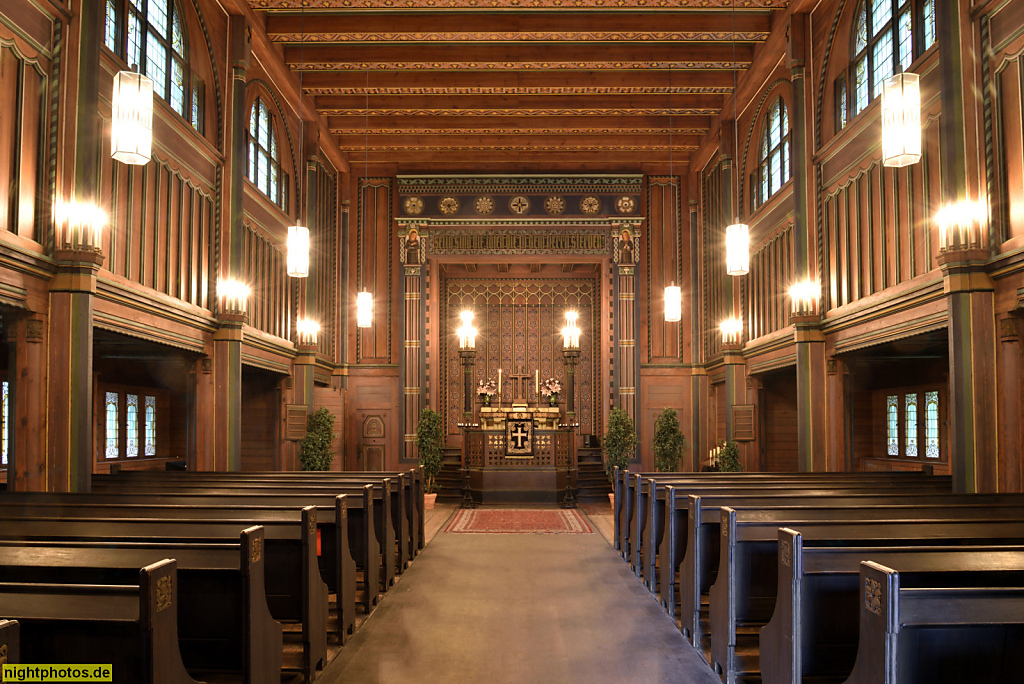 Stahnsdorf Friedhofskapelle erbaut 1908-1911 von Kirchenarchitekt Gustav Werner nach Vorbild norwegischer Stabkirchen. Innenraum mit Altar