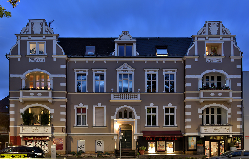 Berlin Zehlendorf Mietshaus erbaut 1902 mit Schweifgiebel auf Seitenrisaliten in der Clayallee 326