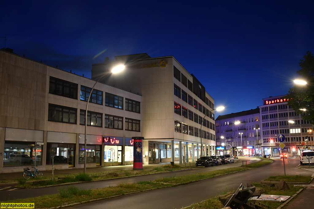 Berlin Wilmersdorf. Blissestrasse. Commerzbank und Sparkasse an der Ecke Berliner Strasse