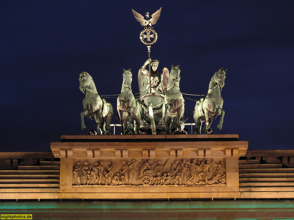 Berlin Mitte Brandenburger Tor. Wahrzeichen erbaut 1789-1793 von Carl Gotthard Langhans frühklassizistisch. Quadriga von Bildhauer Johann Gottfried Schadow. Umbau 1867-1868 von Heinrich Strack. Wiederaufbau und Ergänzung 1956-1958