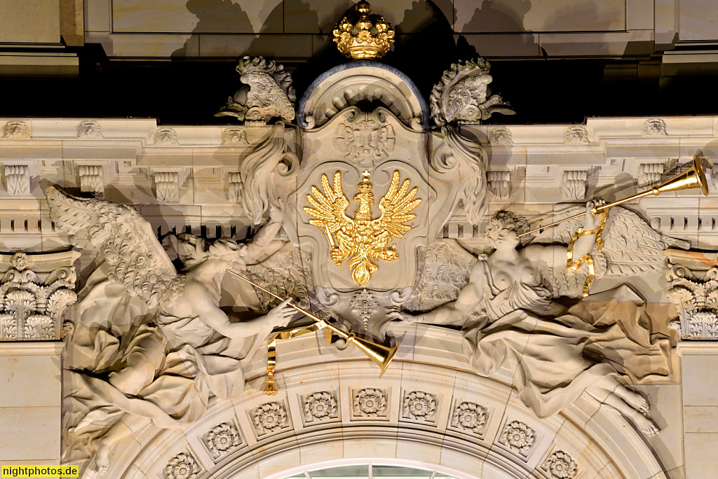 Berlin Mitte Humboldt Forum. Rekonstruktion von Architekt Franco Stella 2020. Erbaut als Berliner Schloss von Andreas Schlüter 1698-1713. Nordfassade Detail mit Trompetenengel und Medaillon mit Adlerwappen