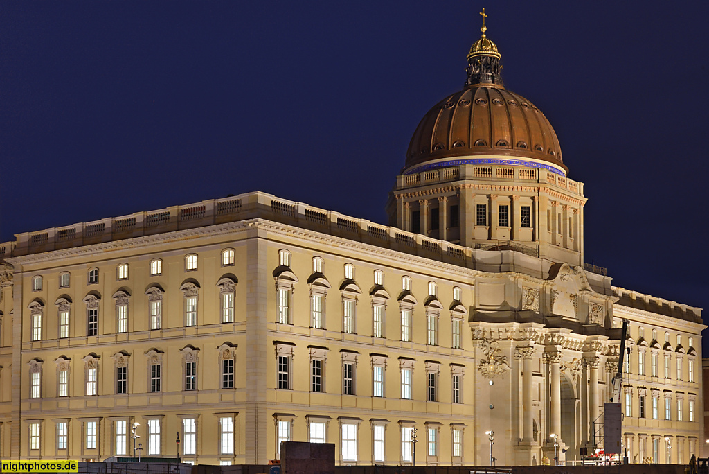 Berlin Mitte Humboldt Forum. Rekonstruktion von Architekt Franco Stella 2020. Erbaut als Berliner Schloss von Andreas Schlüter 1698-1713. Westfassade mit Eosanderportal und Rundkuppel