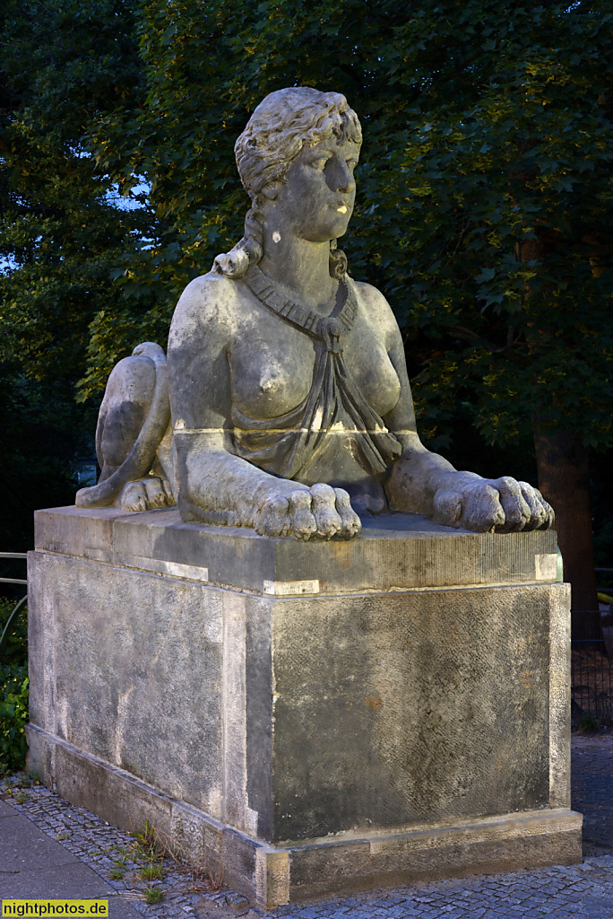 Berlin Grunewald Sphinx an der Bismarckbrücke erbaut 1891 in neobarockem Stil. Sphinx aus Sandstein von Bildhauer Max Klein