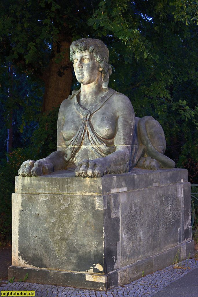 Berlin Grunewald Sphinx an der Bismarckbrücke erbaut 1891 in neobarockem Stil. Sphinx aus Sandstein von Bildhauer Max Klein