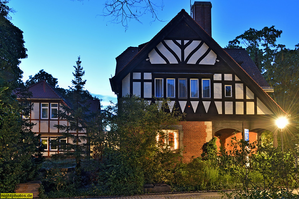 Berlin Grunewald Sozialstation Johannisches Sozialwerk. Erbaut 1896-1898 von Ernst von Ihne als Palais Mendelssohn. Pförtner- und Dienstbotenhaus in der Herthastrasse 5
