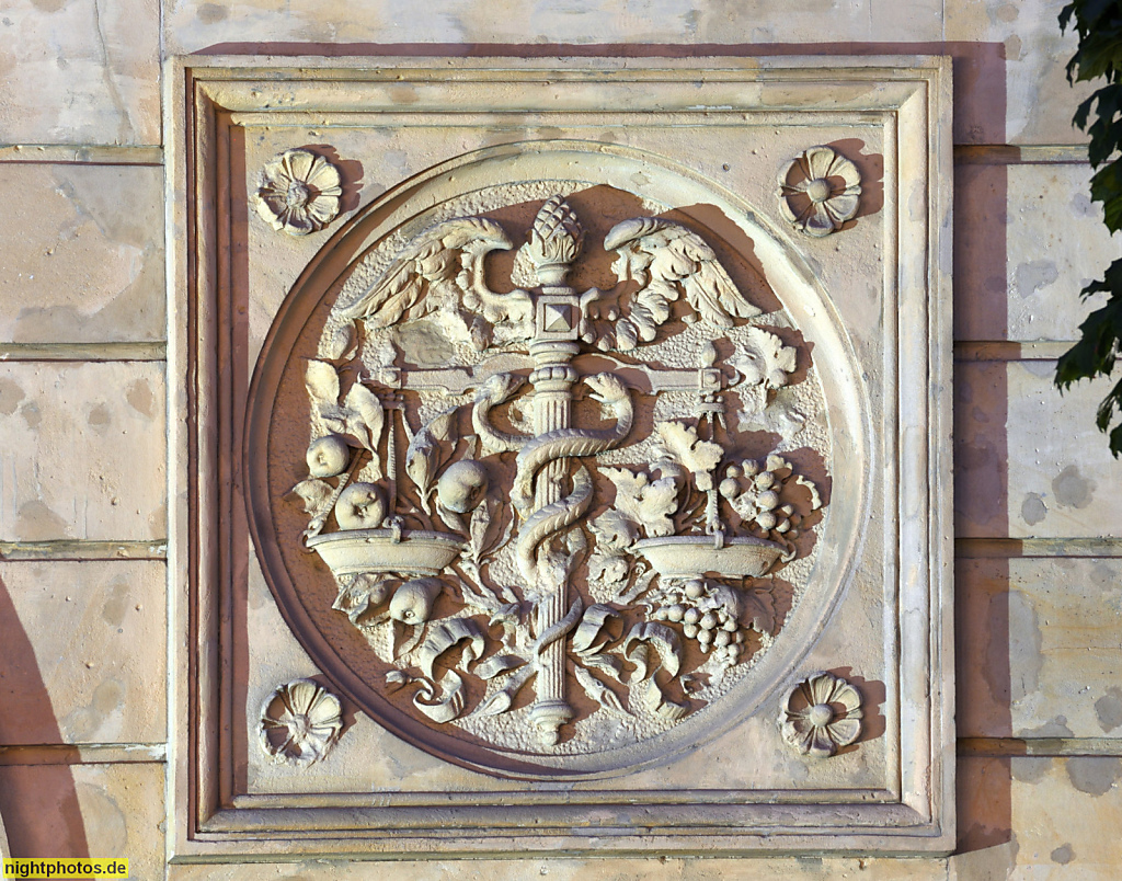Berlin Mitte Gewerbehof erbaut 1884-1886 von Hermann Blankenstein als Geschäftshaus der Markthalle III. Sandsteintafel mit Relief Waage und Äskulapstab
